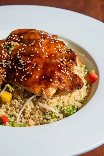 Chaufa de Quinua con Pollo Nikkei