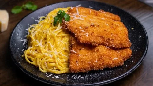 Fetuccini a la Huancaína con Milanesa