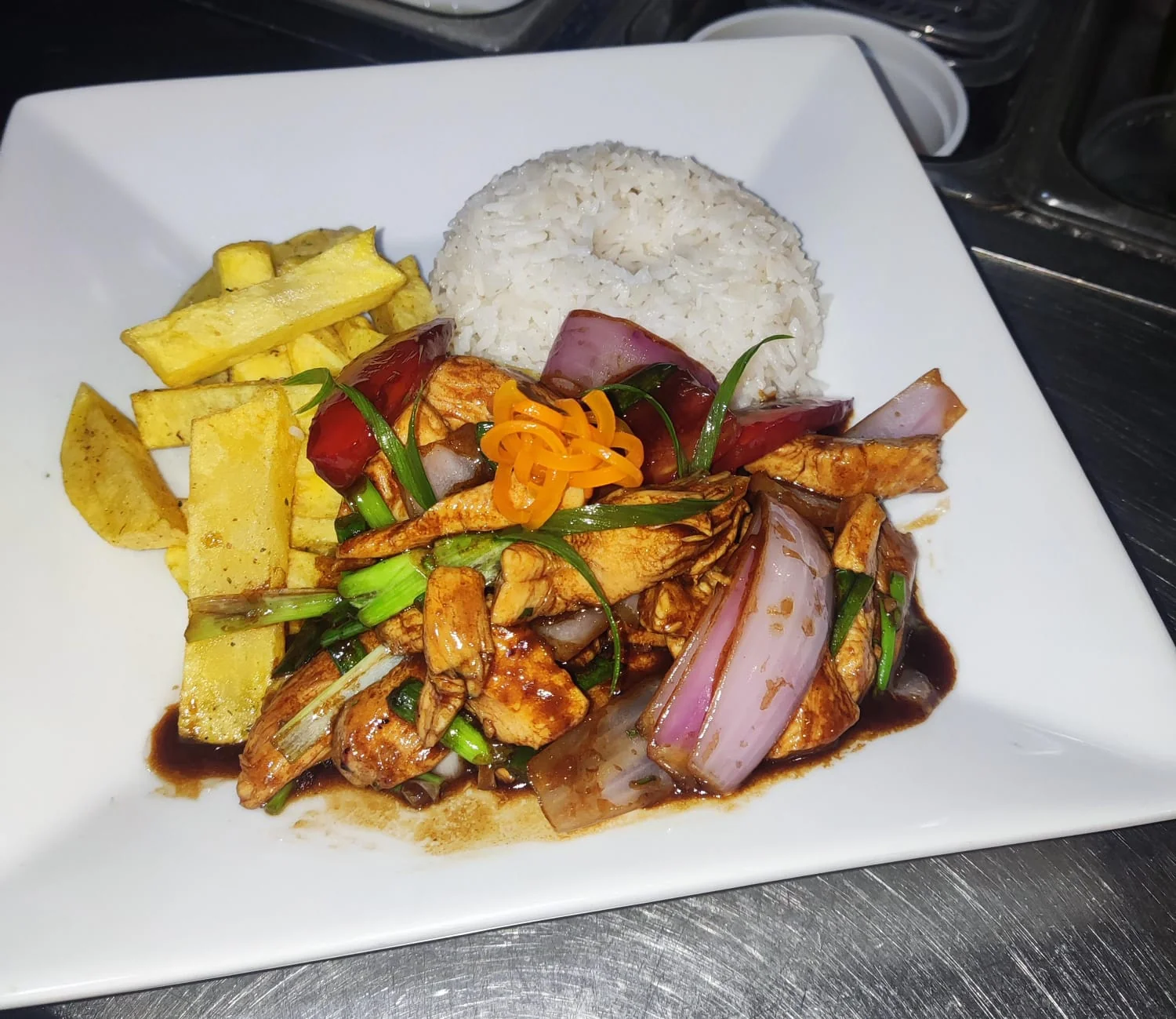 Saltado de Pollo