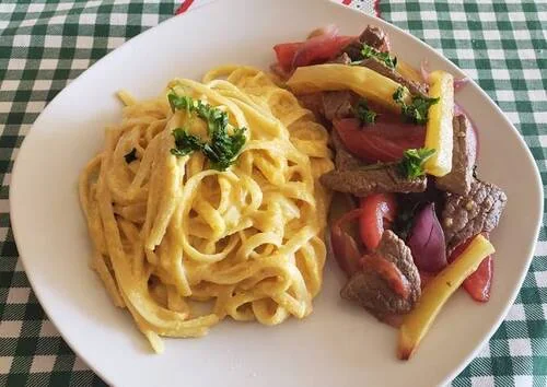 Tallarín a la Huancaína con Filete